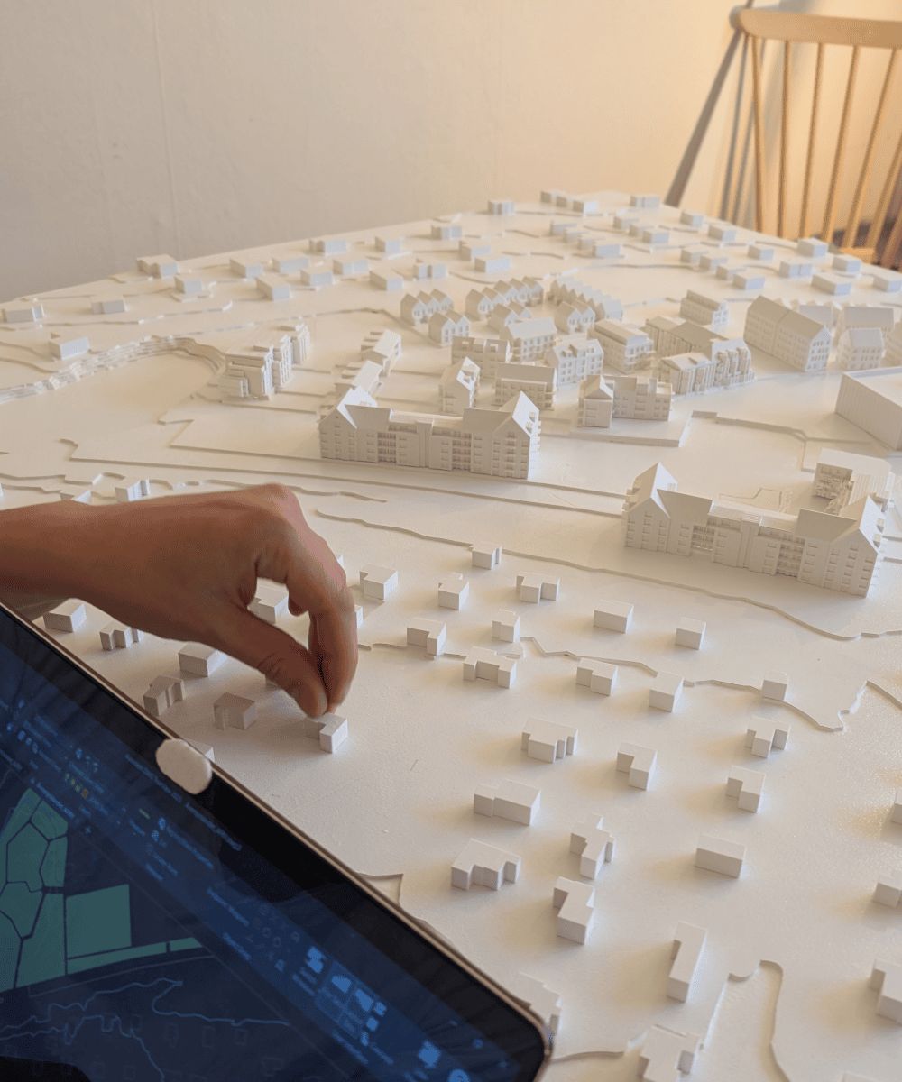 Plastico urbano stampato in 3D con modello digitale su tablet